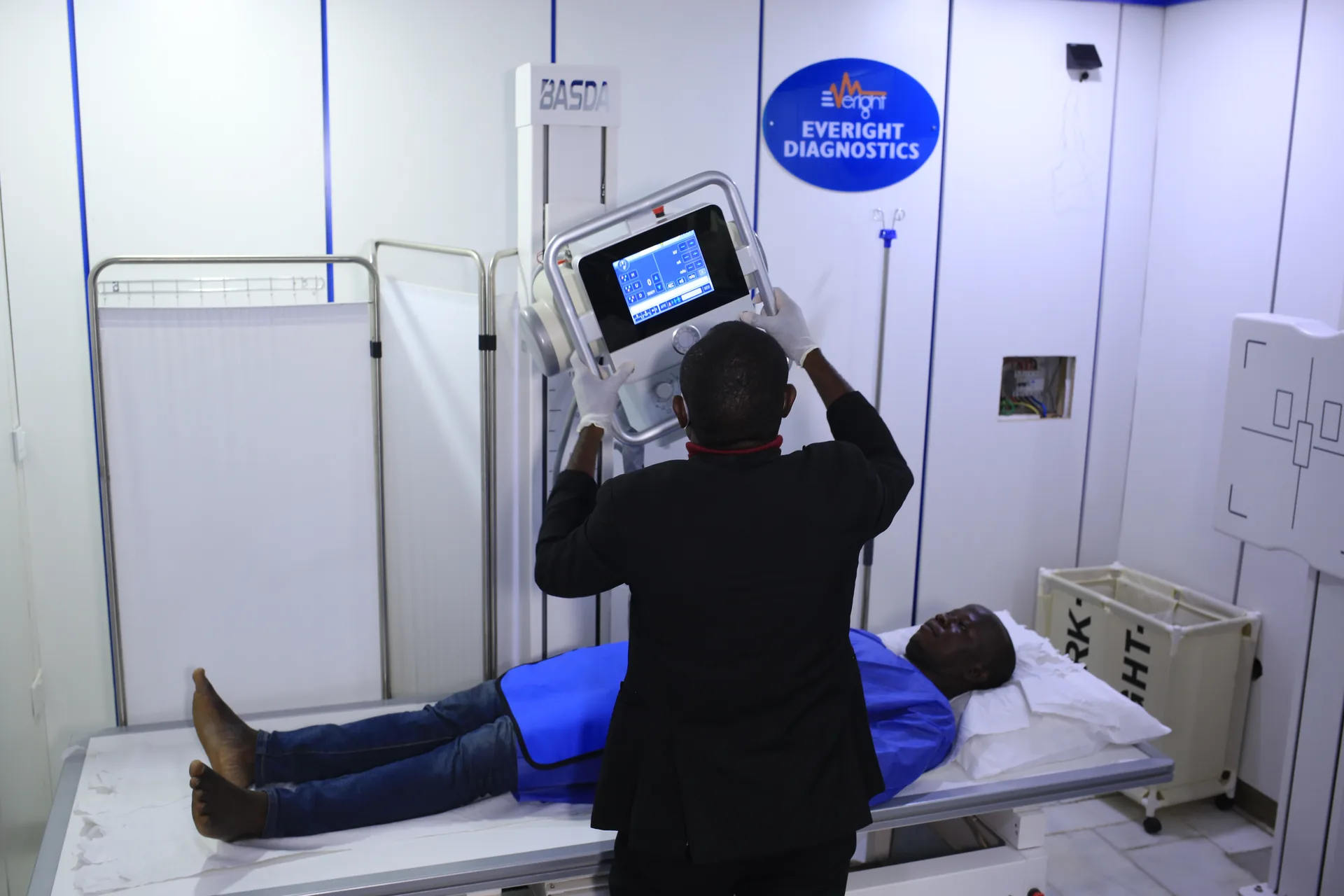 Everight's digital X-ray room, with the direct-radiography detector and tube positioned for an examination